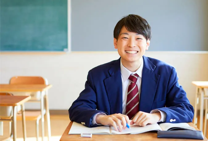 笑顔の高校生男子の画像