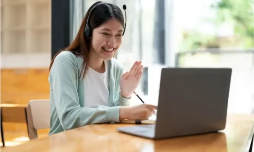 オンラインで個別カウンセリングを受ける女性の画像