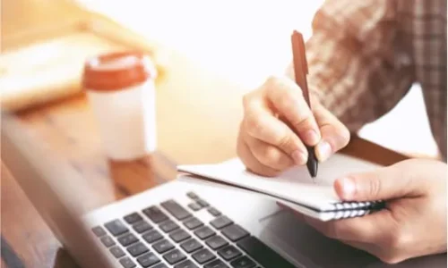 講師からのフィードバックをメモする画像